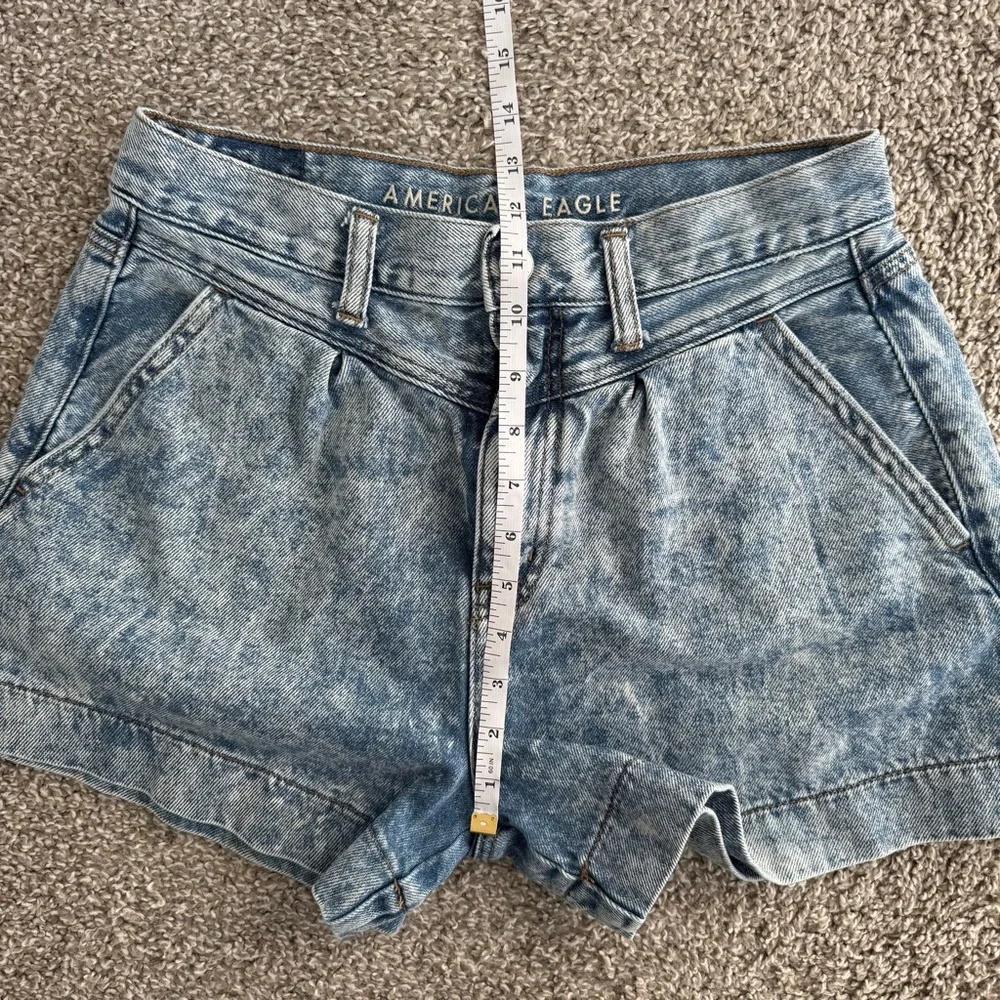 AMERICAN EAGLE | Acid Wash Mom Jean Shorts - Size 6 - Picture 10 of 11